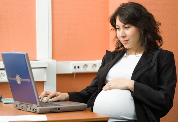 Как оформляется и выплачивается больничный по беременности и родам?